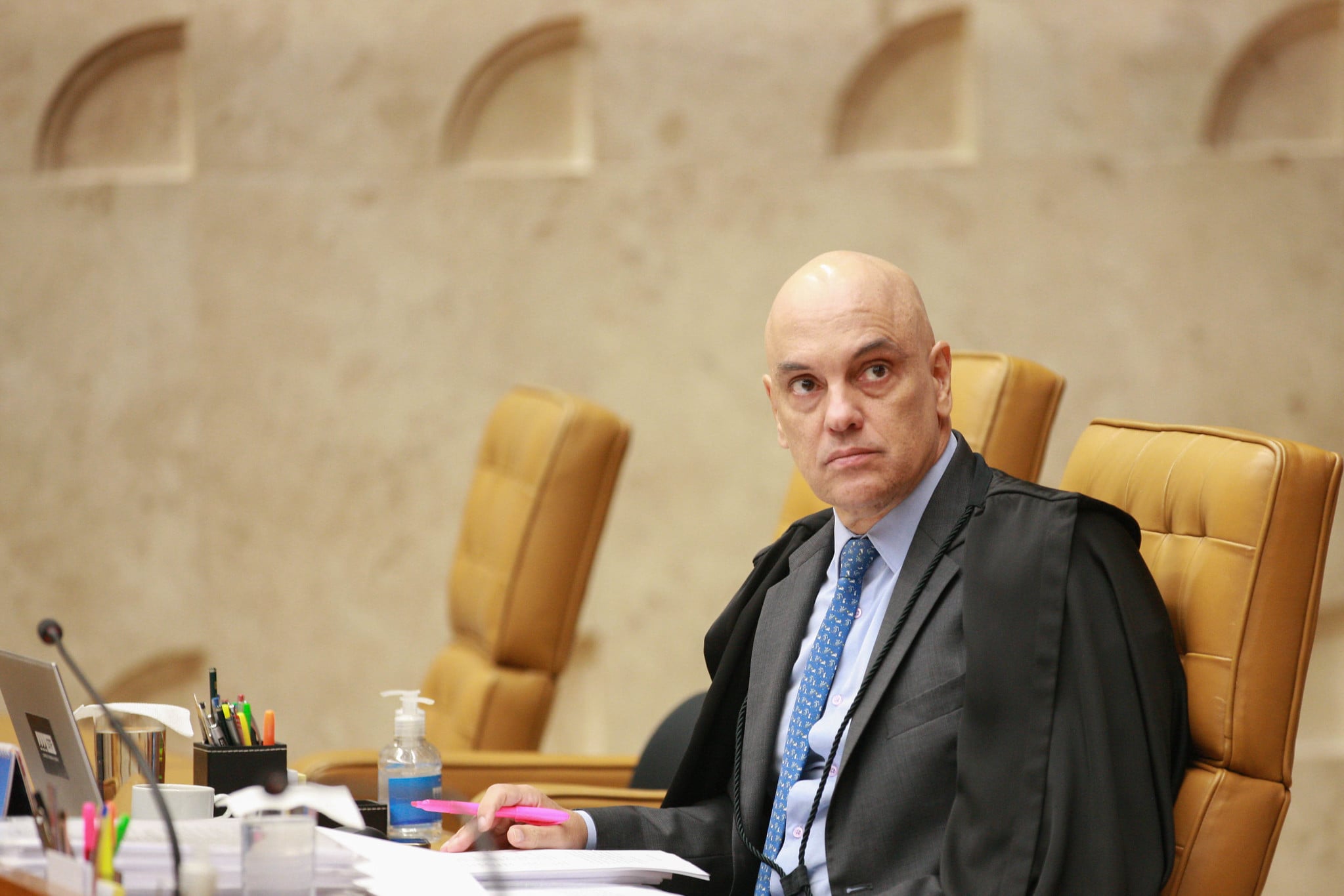 Moraes dá 48h para Bolsonaro explicar documento com pedido de asilo