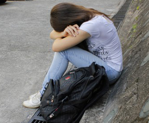 Escola indenizará aluna roqueira por bullying: queimar no inferno