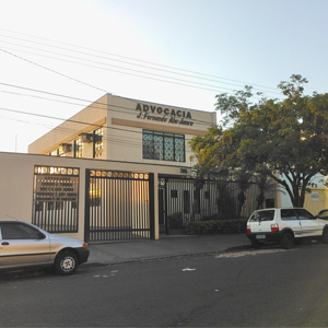 As luzes do por do sol iluminam a fachada da banca de Ribeirão Preto/SP. 
