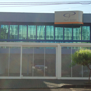 As janelas espelhadas proporcionam um efeito visual diferenciado ao escritório de Uberlândia/MG.