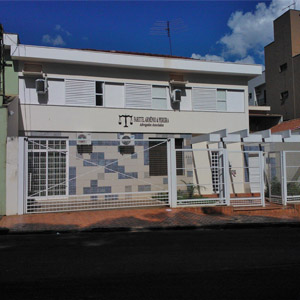 A balança da Justiça caracteriza a fachada do escritório de Ribeirão Preto/SP. 