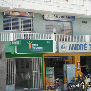 No prédio comercial da cidade pernambucana Bezerros, uma sala é reservada ao escritório de advocacia. 