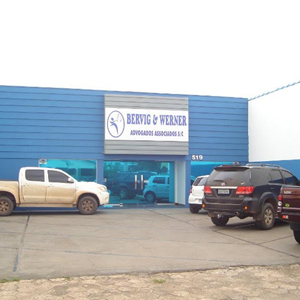 Com a fachada toda azul, o escritório de Sinop/MT oferece um amplo estacionamento aos clientes.
