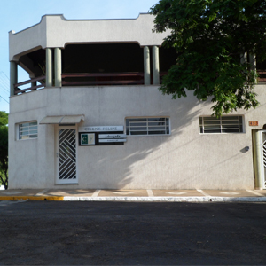 O escritório situa-se na pequena Pacaembu/SP, em uma grande construção com extensa varanda, nada comparado ao tamanho de um estádio. 