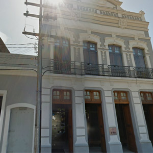 Os raios de sol iluminam o antigo e clássico casarão do escritório de Recife/PE. 