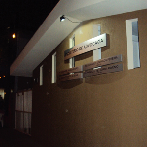 Na noite escura de Ribeirão Preto/SP, as placas em aço são evidenciadas pelo spot de luz localizado na parte superior do escritório.
