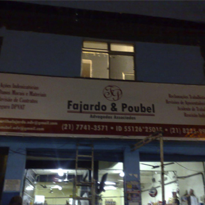 Situado na comunidade da Vila do João, no Rio de Janeiro/RJ, o escritório divide o prédio com um estabelecimento comercial.