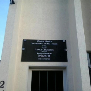 Acima da porta, a placa preta com letras em prata indica a presença da banca em Jales/SP. 