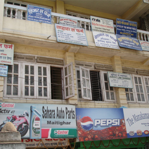 Placas de escritórios de advocacia se misturam às propagandas publicitárias no antigo edifício de Katmandu/Nepal.
