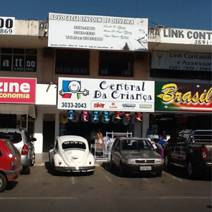 A placa do escritório se mistura com os letreiros dos pontos comerciais da cidade satélite Sobradinho/DF. 