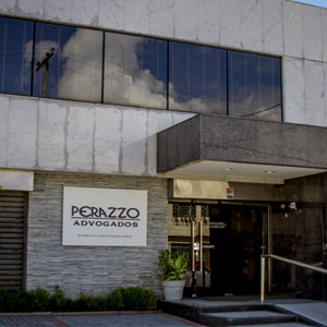 A placa com o nome do escritório de Recife/PE chama atenção na parede trabalhada com sobreposição de pedras. 