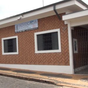 Na cidade Santa Rita do Passa Quatro/SP, berço do compositor Zequinha de Abreu, o escritório se destaca pelos tijolos à vista colocados de forma irregular.