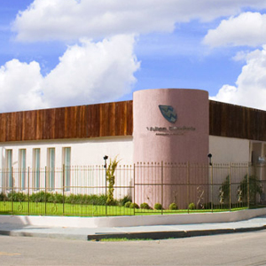 Com um extenso gramado, o escritório de Fortaleza/CE é emoldurado pelo céu coberto de nuvens.