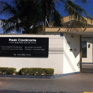 Frondosas palmeiras adornam a fachada do escritório da quente Ribeirão Preto/SP. 