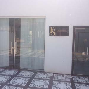 Na frente da banca de Porto Velho/RO, o piso ladrilhado confere modernidade à fachada. 