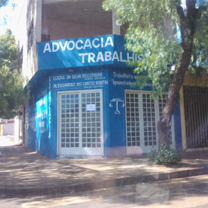 No escritório da canavieira Pontal/SP, as letras em branco realçam a fachada toda azul. 