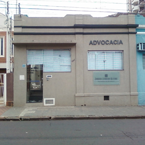 No movimentado centro de Ribeirão Preto/SP, a banca se esconde do sol por meio das persianas na janela e porta.