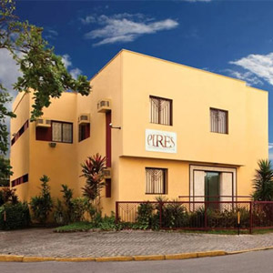 As cores da bandeira do Brasil colorem o ambiente onde está localizado o escritório de Recife/PE. 