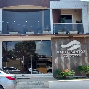 Em Macapá/AP, a fachada espelhada dá um toque moderno e versátil ao escritório. 