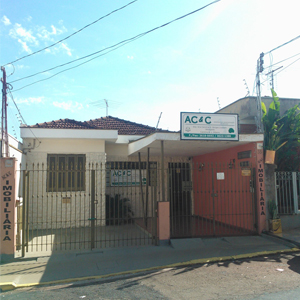 No escritório de Ribeirão Preto/SP, lanças no portão protegem a banca. 