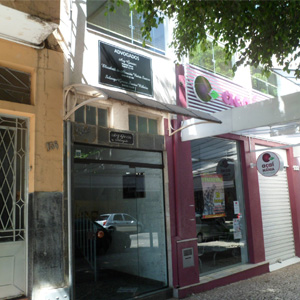 Em rua comercial de Poços de Caldas/MG, o escritório se destaca entre as lojas. 