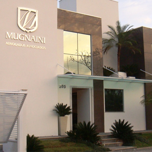 O edifício do escritório de Itajaí/SC possui em sua fachada revestimentos em cores neutras como marrom e nude que proporcionam elegância à banca.