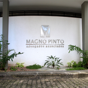 Espécies variadas de plantas alegram a fachada do escritório de Fortaleza/CE. 