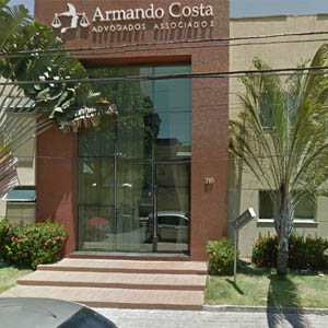 As imponentes palmeiras decoram a moderna fachada do escritório de Fortaleza/CE.