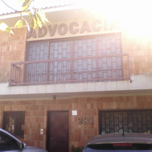 Na quente Ribeirão Preto/SP, os raios solares iluminam a fachada do escritório. 