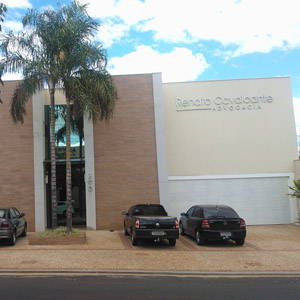 Na quente Ribeirão Preto/SP, as imponentes palmeiras conferem beleza à fachada do escritório.