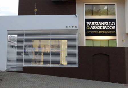 As cores da fachada, em harmonia, sustentam e dão destaque ao letreiro do escritório em Cascavel/PR.