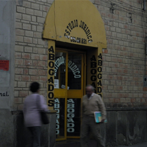 Em Tarija/Bolívia, a fachada amarela do escritório sobressai na parede de tijolos à vista. 