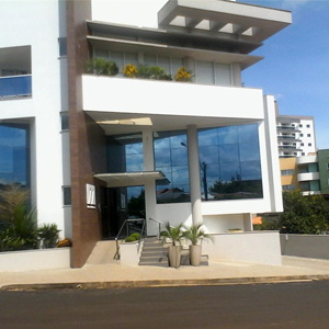 Em Coronel Vivida/PR, o escritório é marcado pela grande estrutura física e pelo design moderno do prédio. 