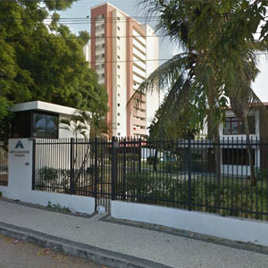 A fachada do escritório de Fortaleza/CE se destaca pela área arborizada. 