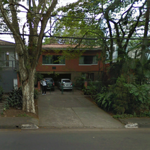 Na movimentada avenida Rebouças, em São Paulo/SP, o escritório é acolhido por grandes árvores. 