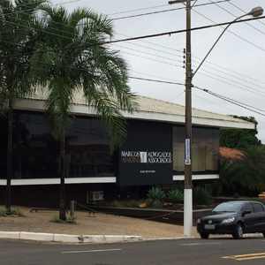 De esquina e com acesso privilegiado, a frente da banca de Marília/SP é ornamentada com altas palmeiras. 
