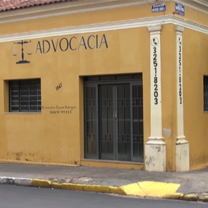 No interior paulista, em Guariba/SP, o escritório de esquina apresenta colunas com acabamento na forma de capitel. 