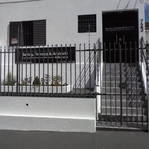 Um pequeno canteiro abaixo da placa alegra a fachada preta e branca do escritório da capital mineira, Belo Horizonte. 