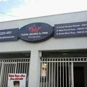 Na placa do escritório de Goiânia/GO, as iniciais dos sobrenomes dos advogados formam o logotipo da banca.
