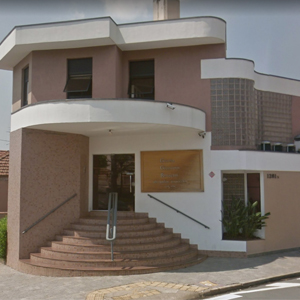 A escadaria em pastilhas rosé realça a fachada do escritório, localizado no centro de Limeira/SP.