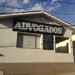 Na terra do vinho, Andradas/MG, o escritório situa-se em uma casa antiga com alpendre. 