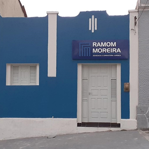 Tons em azul marcam a fachada em estilo colonial da banca de Bananeiras/PB.