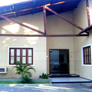 A estrutura em madeira realça a fachada do escritório de Fortaleza/CE. 