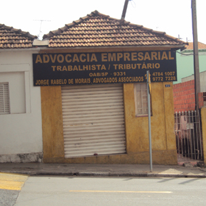 As grandes letras em amarelo combinam com a cor da fachada da banca de São Roque/SP. 
