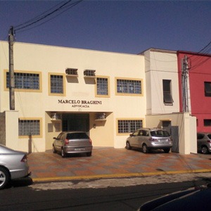 O piso quadriculado do estacionamento chama atenção para a fachada do escritório de Ribeirão Preto/SP.