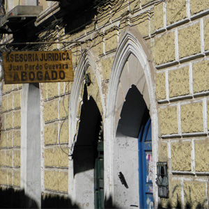 O casarão antigo abriga o escritório de Potosí/Bolívia, cidade conhecida pelo seu vasto patrimônio arquitetônico. 