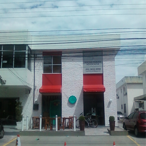 As paredes de tijolos à vista e o toldo vermelho chamam atenção para o escritório de Fortaleza/CE, com uma grande placa no segundo andar do sobrado. 