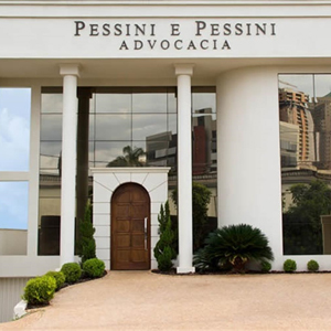 Do clássico ao moderno. As colunas imprimem um estilo neoclássico à fachada contemporânea do escritório de Ribeirão Preto/SP. 