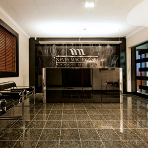 Em sala empresarial, a cor preta traz ao escritório de Curitiba/PR um ar de elegância ao ambiente. 