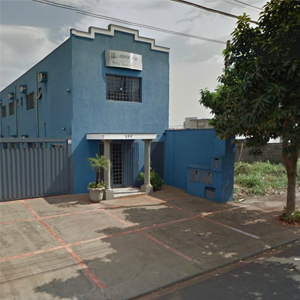 Com quadrados demarcados no chão, o estacionamento do escritório de Ribeirão Preto/SP oferece muitas vagas para os clientes. 